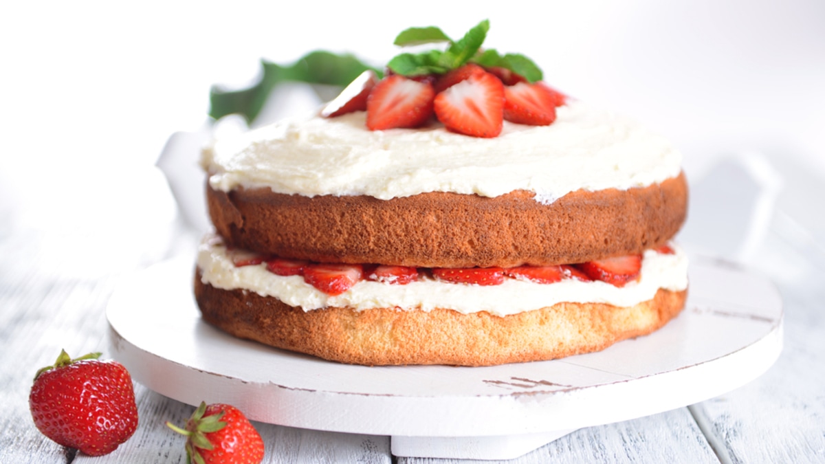Нежный бисквит с клубникой и сливками: рецепт идеального летнего десерта