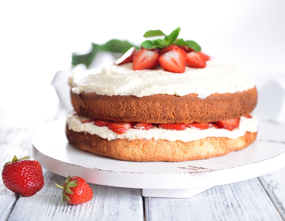 Нежный бисквит с клубникой и сливками: рецепт идеального летнего десерта