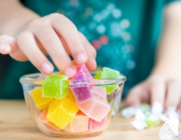 Диетолог объяснила родителям, почему вредно запрещать сладости детям