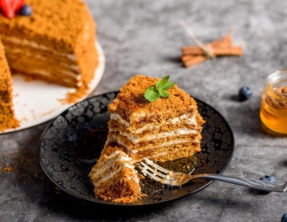 "Объединяет целые поколения": как правильно печь медовый торт — рецепт из советского прошлого 