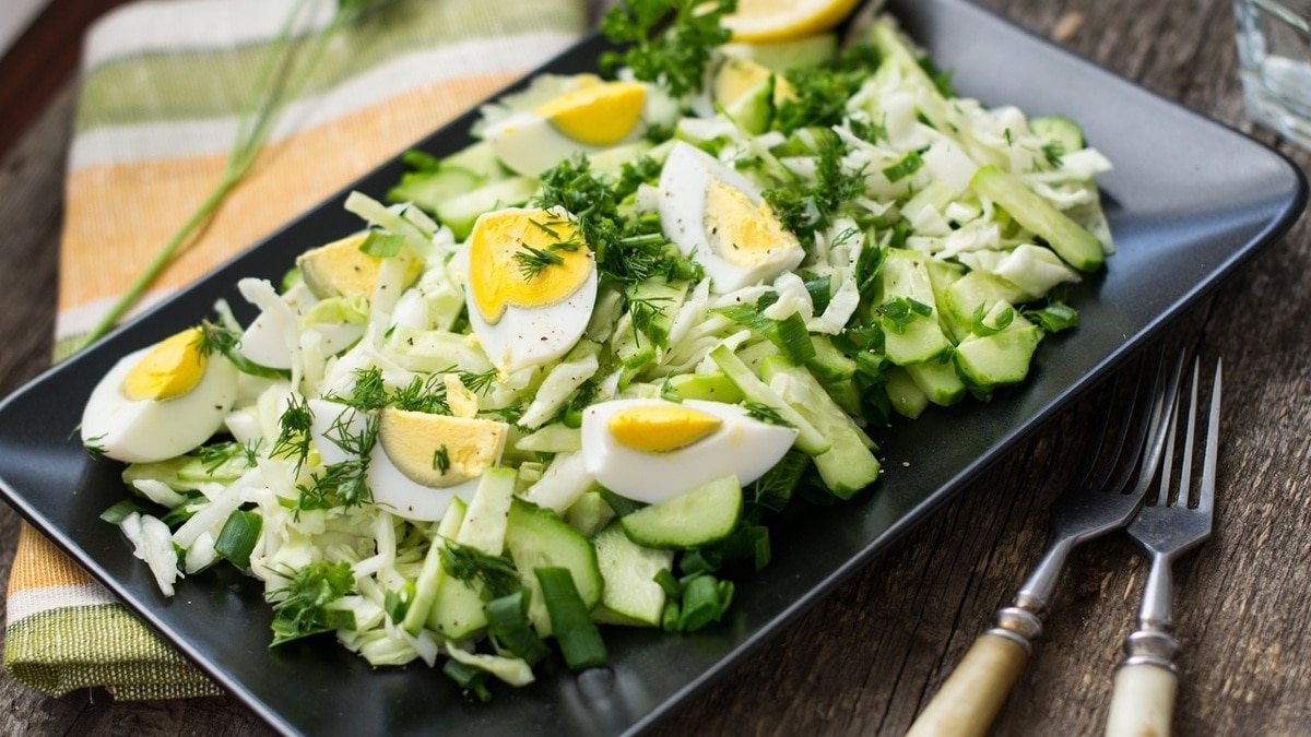 "Очень вкусный": готовить салат из яиц и свежего огурца проще простого, а пользы не счесть 