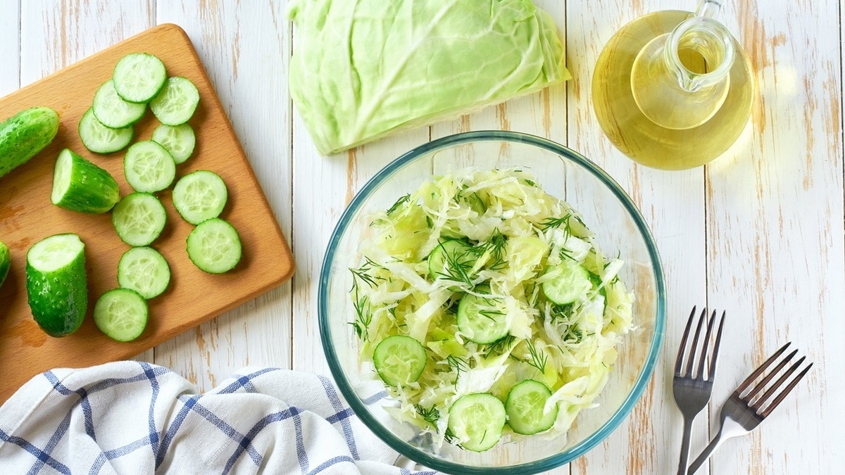 "На каждый день": салат из свежей капусты и огурцов будет уместен и к обеду, и к ужину