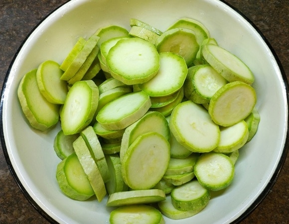 "Кожицу можно не снимать": как приготовить кабачки с турецким колоритом за 5 минут