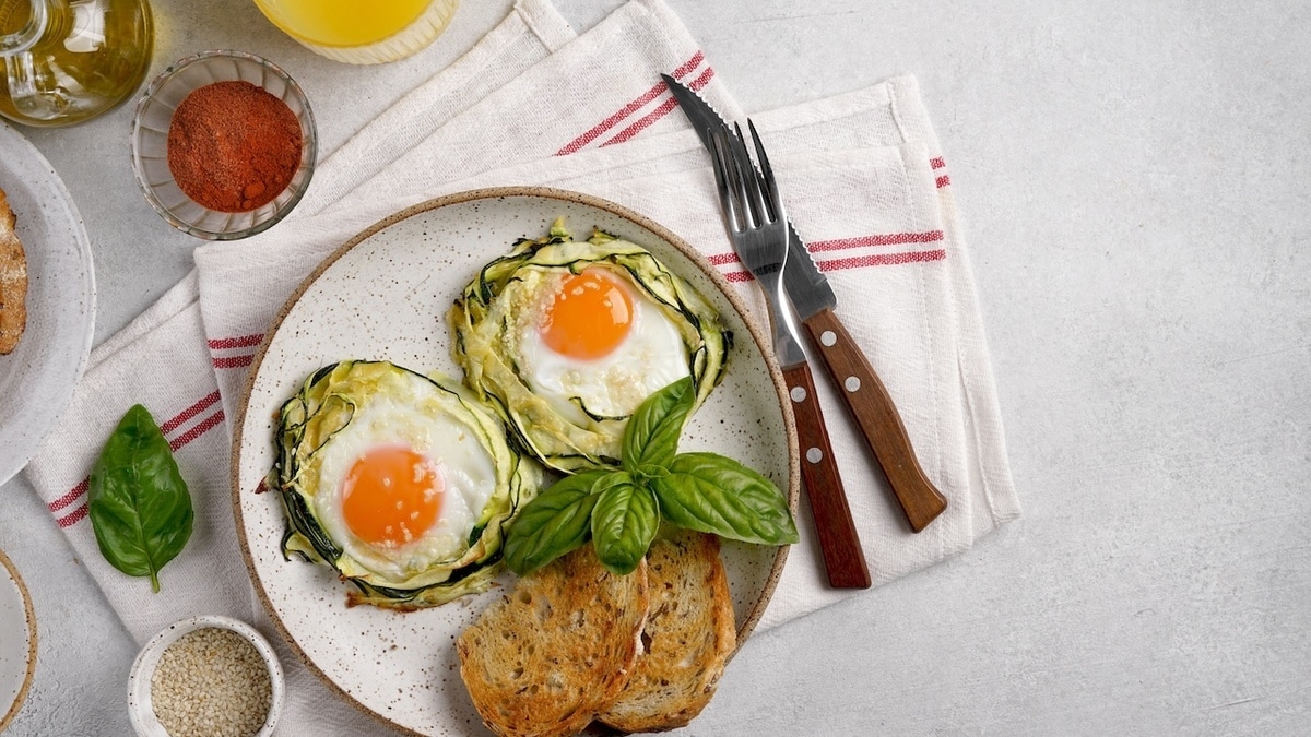 Что приготовить на завтрак? На яичницу с кабачком и чесночком точно найдется время