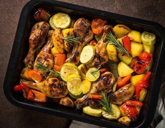 Курица с кабачками — главный секрет в маринаде из чесночных стрелок, говорят кулинары 