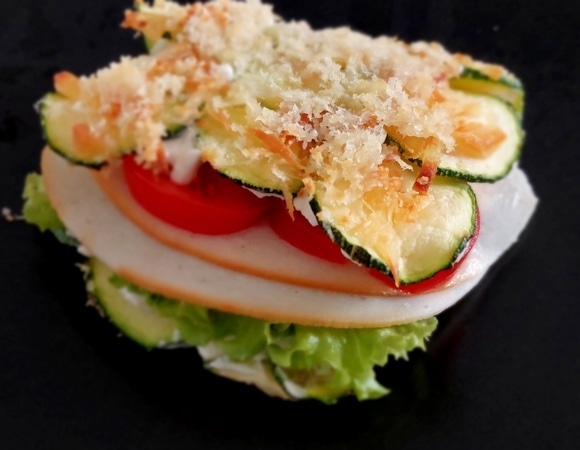 Нашли "хитренький" сэндвич, покоривший соцсети — в нем кабачок вместо хлеба