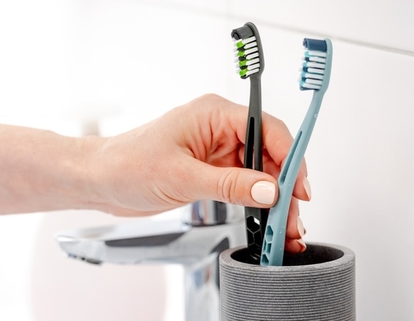 Чистить зубы до или после завтрака? Стоматолог объяснила, когда брать щетку в руки