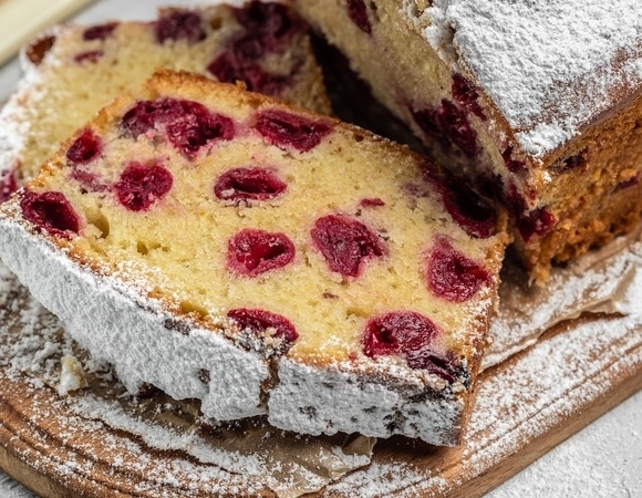 Ягоды и орехи оседают на дно — вот простой способ "удержать" начинку в выпечке 