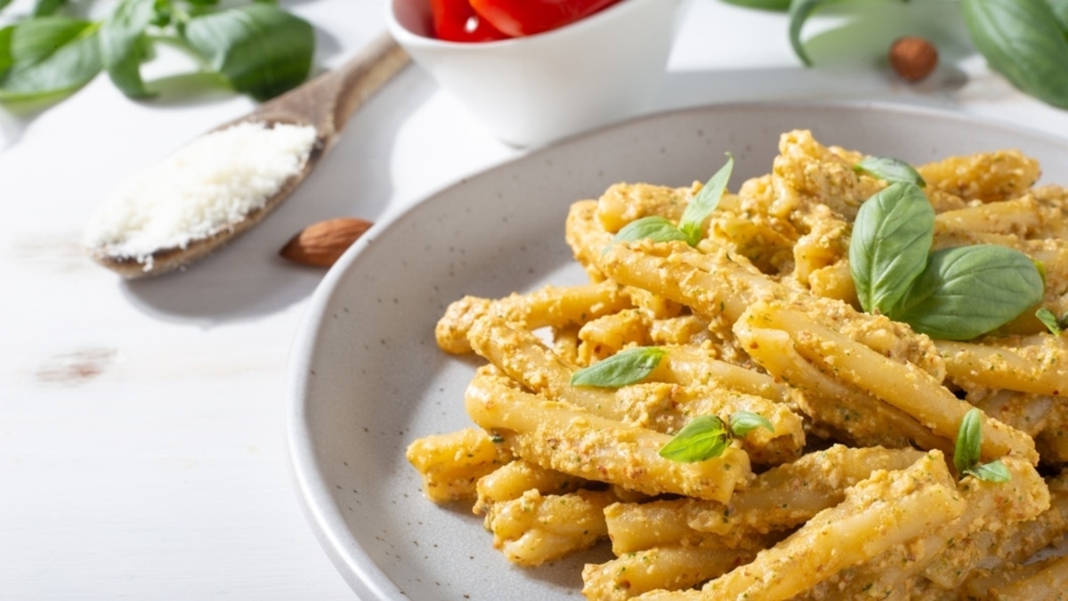 Необычная паста с томатами, миндалем и мятой: идеально для тех, кто устал от "Карбонары" и "Болоньезе" Необычная паста с томатами, миндалем и мятой: идеально для тех, кто устал от "Карбонары" и "Болоньезе"