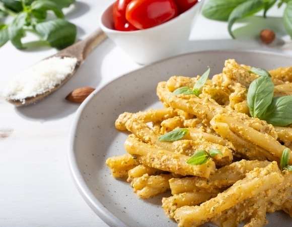Необычная паста с томатами, миндалем и мятой: идеально для тех, кто устал от "Карбонары" и "Болоньезе"