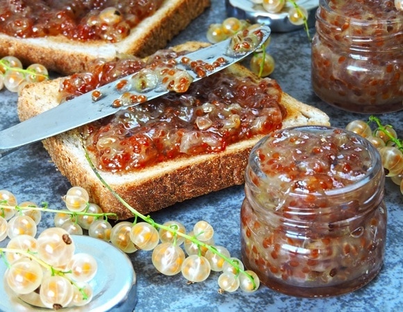 "Остается свежим на месяцы": идеальный рецепт для варенья из белой смородины 