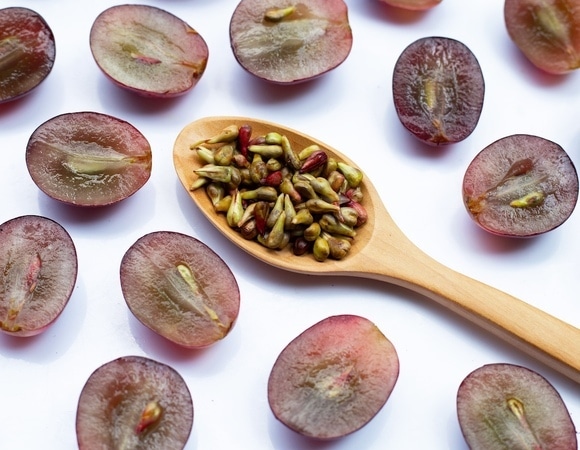 Виноград нельзя есть с косточками — не всем, а определенным людям Виноград нельзя есть с косточками — не всем, а определенным людям