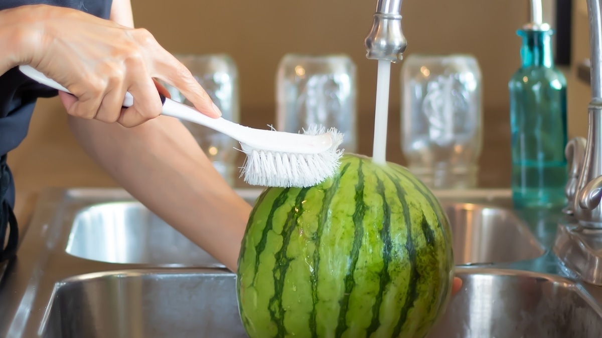 Как вымыть арбуз и дыню, чтобы не отравиться — проверенный способ врача
