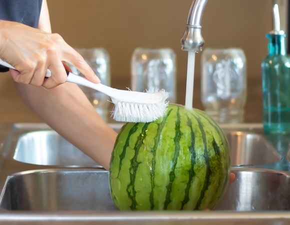 Как вымыть арбуз и дыню, чтобы не отравиться — проверенный способ врача