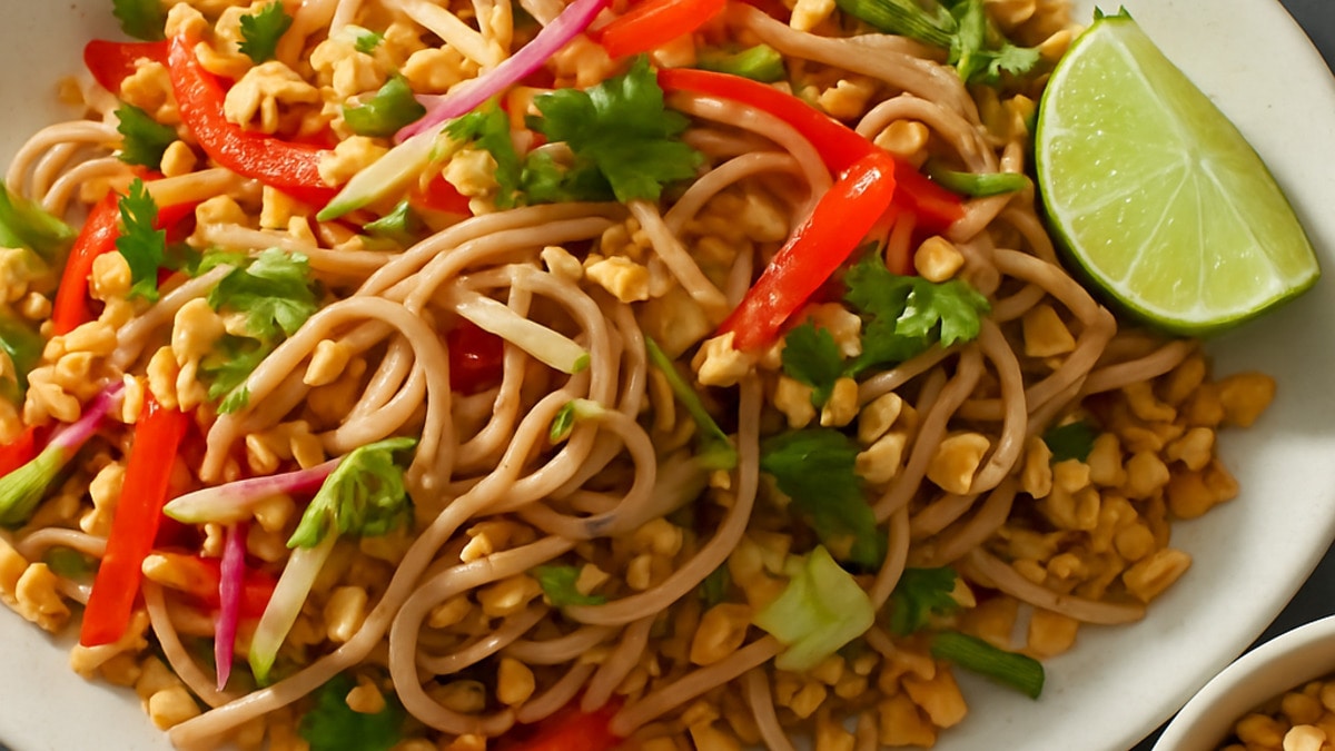 Холодный салат из лапши с острым арахисовым соусом: паназиатское блюдо для интересного вечера Холодный салат из лапши с острым арахисовым соусом: паназиатское блюдо для интересного вечера