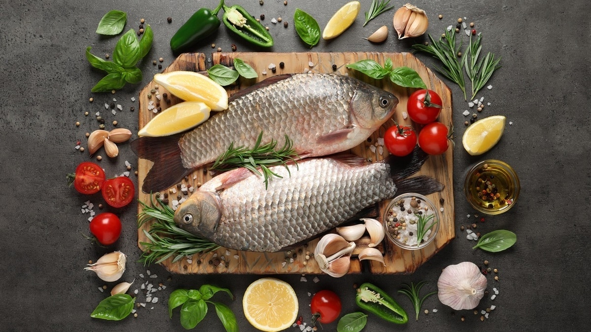 "Еще одна вкуснятина": вот как прирожденные рыбаки запекают карася с овощами в фольге