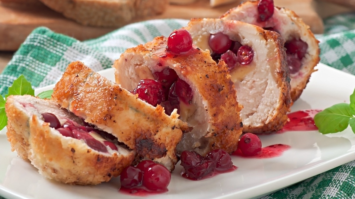 Рулет из индейки со смородиновой начинкой — более яркого блюда на столе еще не было Рулет из индейки со смородиновой начинкой — более яркого блюда на столе еще не было