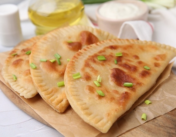 "Не нужно возиться с тестом": объясняем, зачем в чебуреки кладут яйца и при чем тут лаваш "Не нужно возиться с тестом": объясняем, зачем в чебуреки кладут яйца и при чем тут лаваш