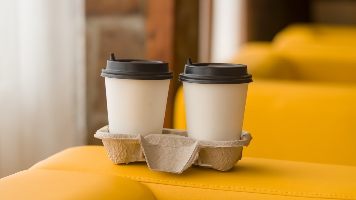 Эти стаканчики для кофе признали небезопасным — в жару из них пить нельзя
