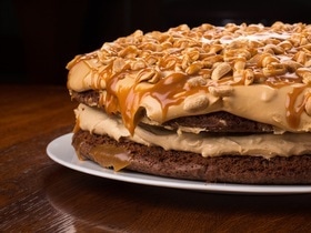 "Отличное решение": торт в стиле "Сникерс" не нужно выпекать — десерт без нервотрепки "Отличное решение": торт в стиле "Сникерс" не нужно выпекать — десерт без нервотрепки