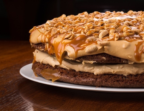 "Отличное решение": торт в стиле "Сникерс" не нужно выпекать — десерт без нервотрепки "Отличное решение": торт в стиле "Сникерс" не нужно выпекать — десерт без нервотрепки