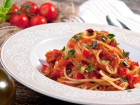 "Больше зелени и чеснока": универсальный соус из овощей придется к столу и летом, и зимой "Больше зелени и чеснока": универсальный соус из овощей придется к столу и летом, и зимой