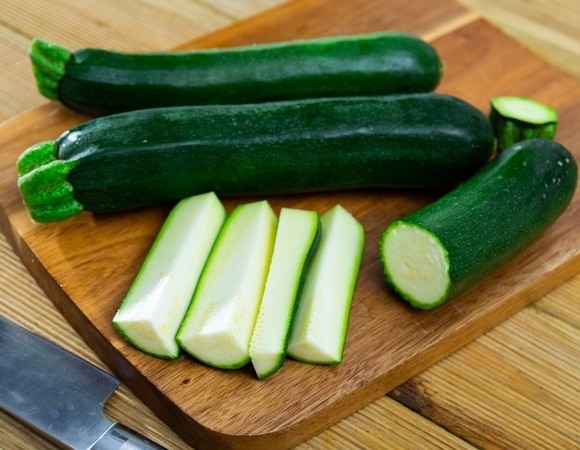 "Получились хрустящими": зачем кабачки по-корейски мять руками перед приготовлением 