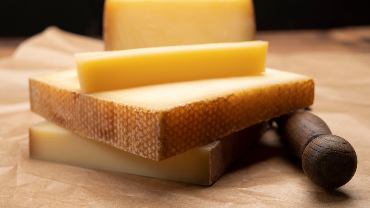 Диетологи сказали, какой сыр помогает нормализовать давление