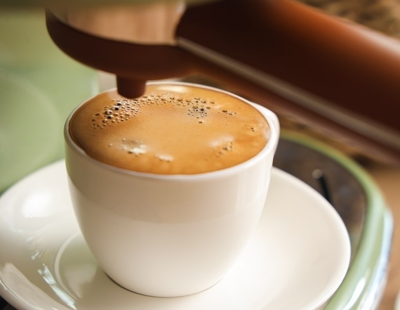 Не залпом, но и не часами: как правильно пить эспрессо, чтобы раскрыть весь вкус Не залпом, но и не часами: как правильно пить эспрессо, чтобы раскрыть весь вкус