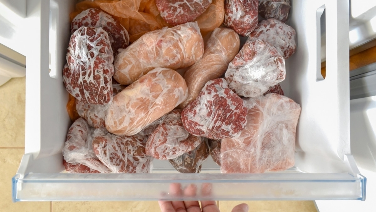 Откуда берутся кристаллики льда на замороженных продуктах и как не допустить их появления? Откуда берутся кристаллики льда на замороженных продуктах и как не допустить их появления?