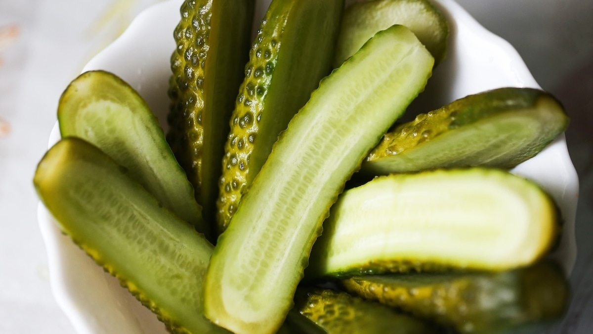 Даже полезнее свежих: биолог назвала неожиданное преимущество малосольных огурцов
