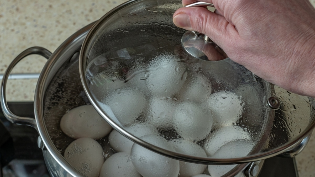 Не дольше 10 минут! Врачи объяснили, чем опасны переваренные яйца