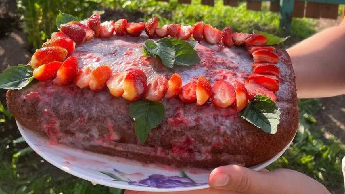 Простой пирог на кефире всегда получается как надо — весь секрет в "чудной" добавке