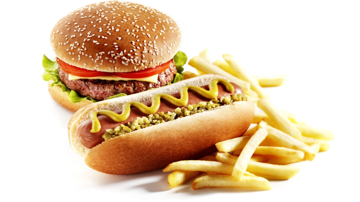 Что полезнее бургер или хот-дог? Ответ специалистов вас удивит Что полезнее бургер или хот-дог? Ответ специалистов вас удивит