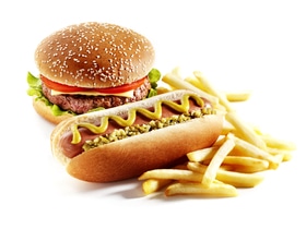 Что полезнее бургер или хот-дог? Ответ специалистов вас удивит