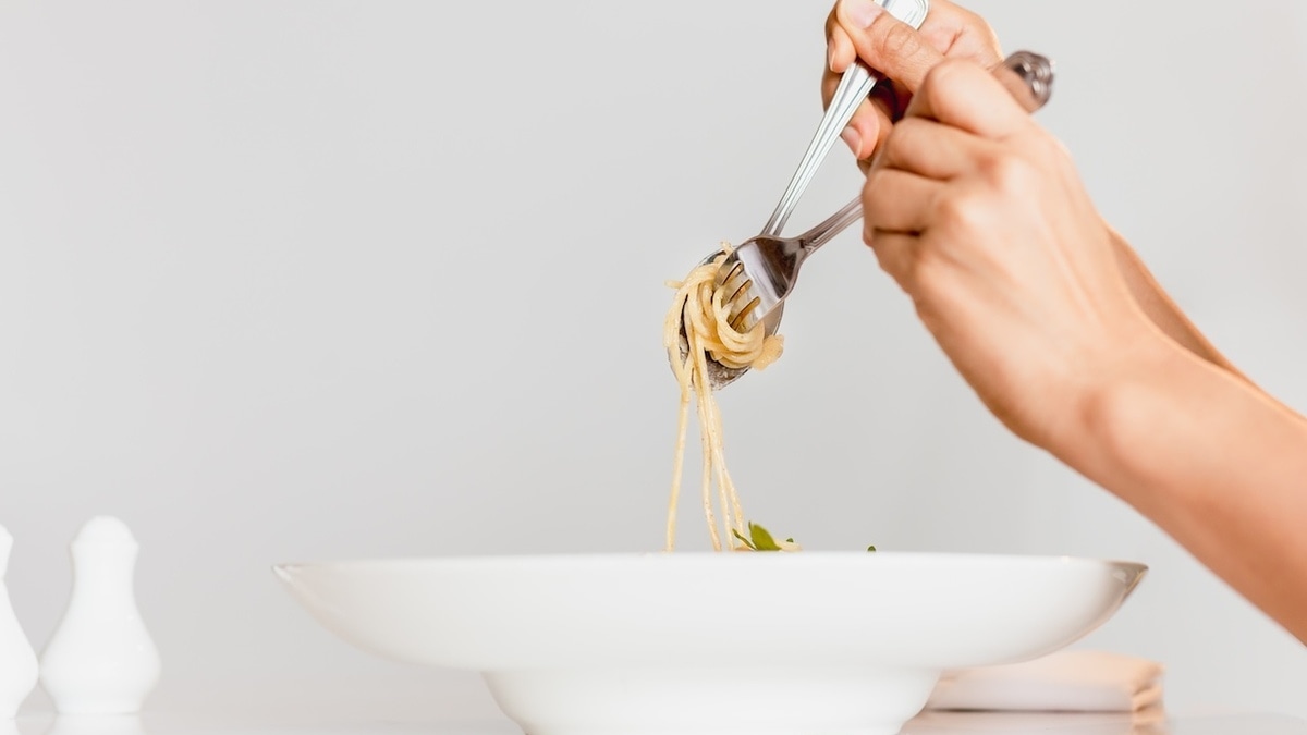 Потише! Врачи рассказали, сколько времени должно уходить на прием пищи