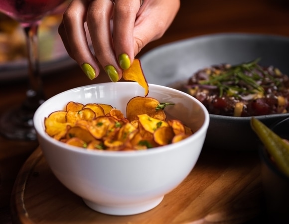 На вкус не отличить: есть полезная замена чипсам — дети оценят