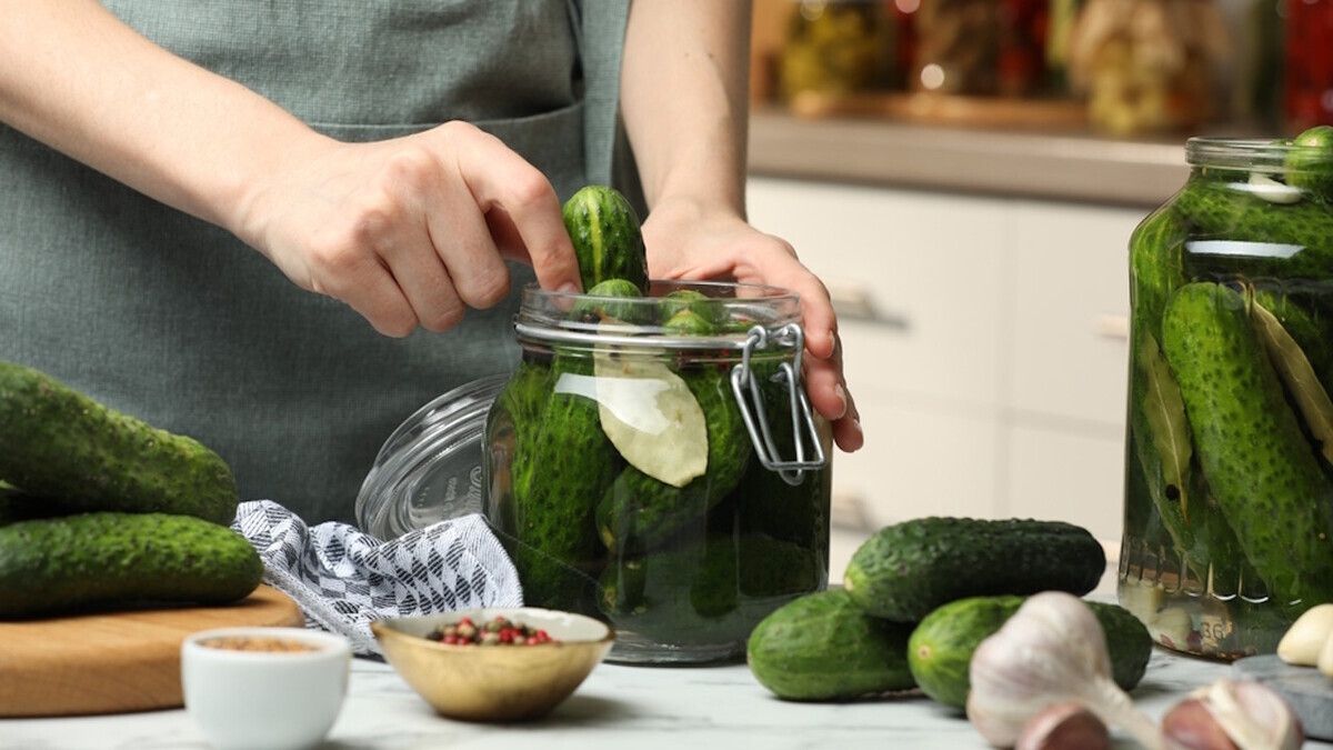 Рецепт из бабушкиной тетрадки: те самые хрустящие маринованные огурчики, которые исчезают моментально