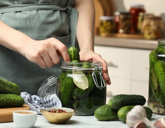 Рецепт из бабушкиной тетрадки: те самые хрустящие маринованные огурчики, которые исчезают моментально Рецепт из бабушкиной тетрадки: те самые хрустящие маринованные огурчики, которые исчезают моментально