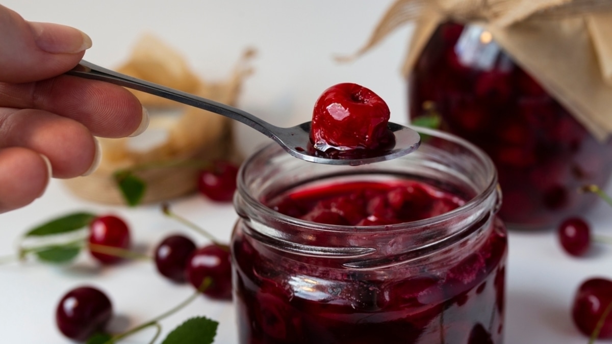 Вишневое варенье с косточками: как варить, чтобы ягоды не морщились