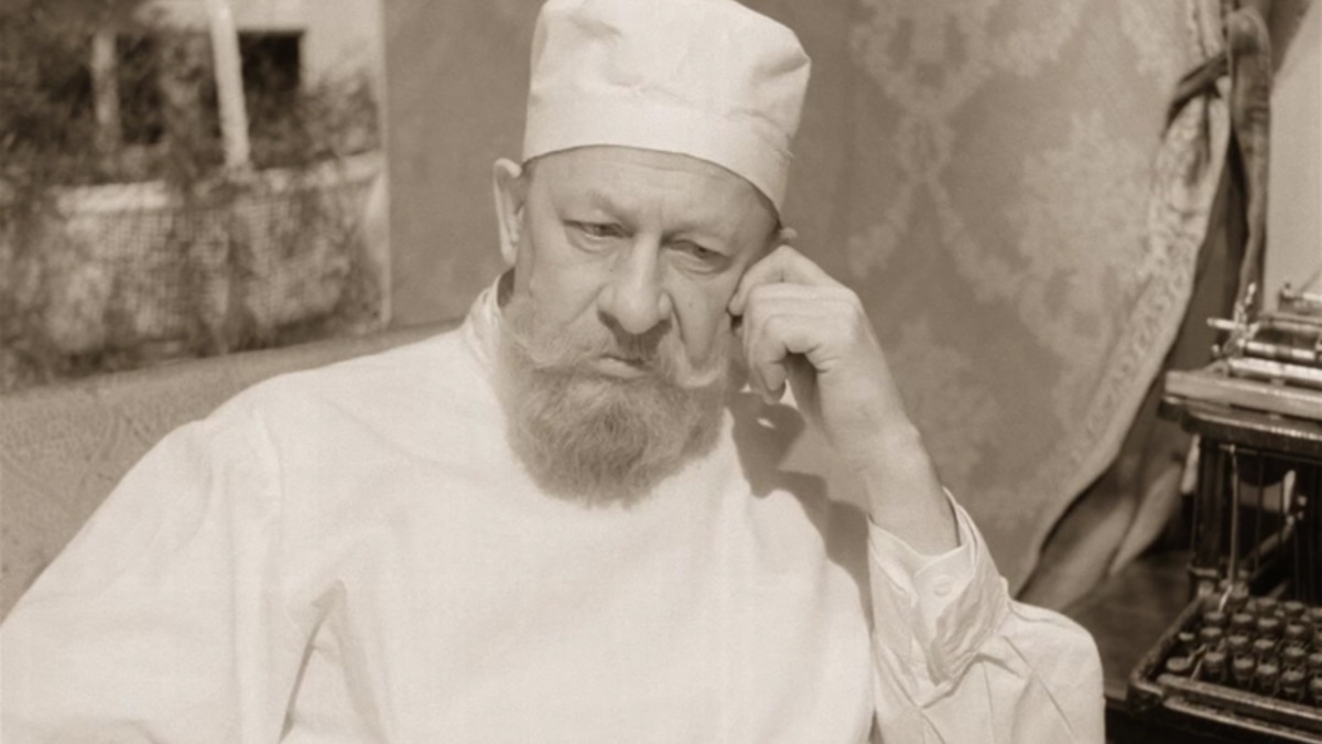 Закуска профессора Преображенского: что скрывается под "темным хлебиком" и как приготовить этот деликатес из "Собачьего сердца"?