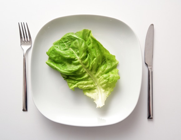 “Лучшая приправа к пище — голод!”: что будет с организмом, если начать мало есть?