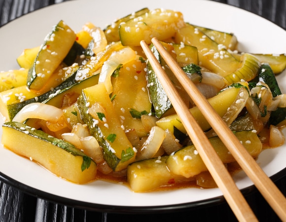 Готовим кабачок за 15 минут! Даже дети, которые не любят овощи, ели бы с удовольствием Готовим кабачок за 15 минут! Даже дети, которые не любят овощи, ели бы с удовольствием