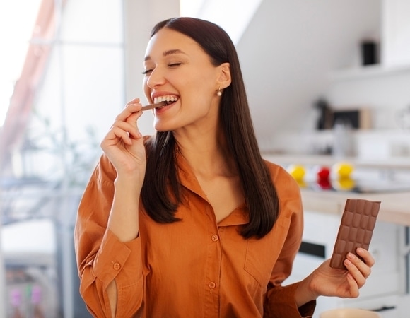 Будут срывы: нутрициолог рассказал, кому нельзя убирать из рациона шоколад