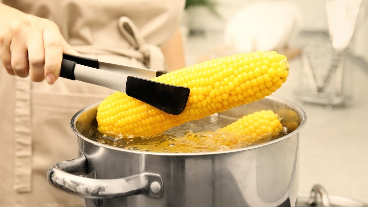 Без соли: добавьте эти 2 продукта при варке кукурузы — и больше не захотите готовить по-другому Без соли: добавьте эти 2 продукта при варке кукурузы — и больше не захотите готовить по-другому