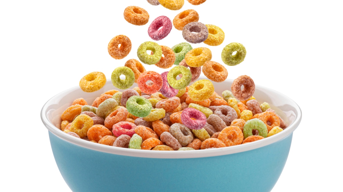 Только как десерт: почему сухие завтраки не стоит есть детям и чем они опасны?