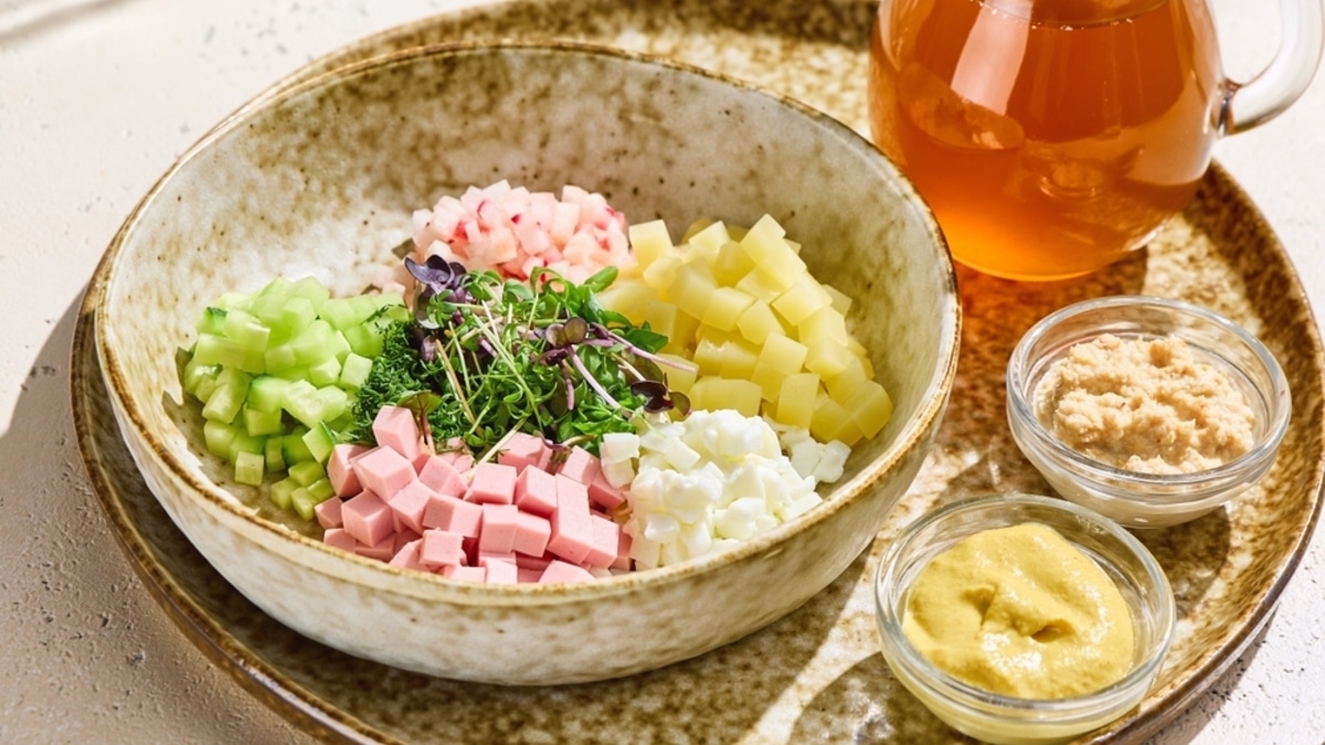 Дело не в квасе! Как лучше нарезать овощи для окрошки: мелко, крупно или на терке? 
