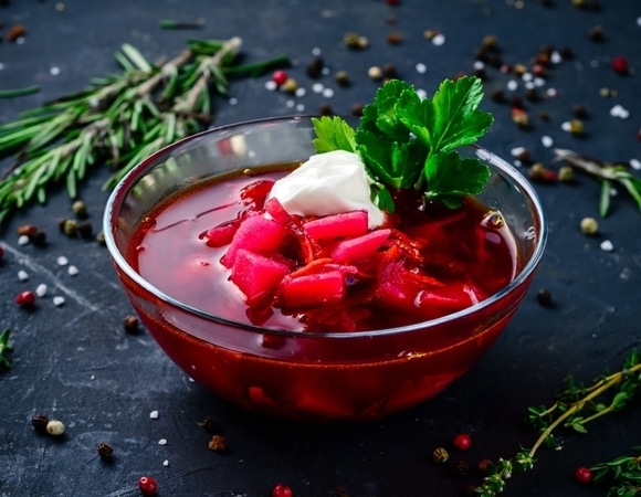 Кто сказал, что борщ — не для лета? Секреты легкой версии самого популярного супа