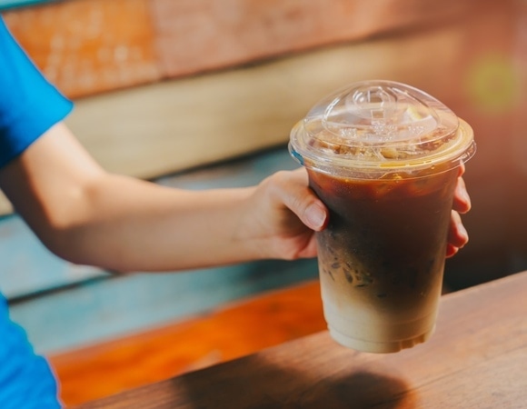 "И в жару, и не в жару": стало известно, какой кофе лучше освежает — это не айс-латте