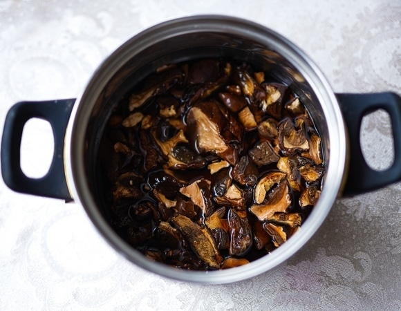 Замочите дары леса и полейте грядки: обнаружен неожиданный способ спасти растения в жару